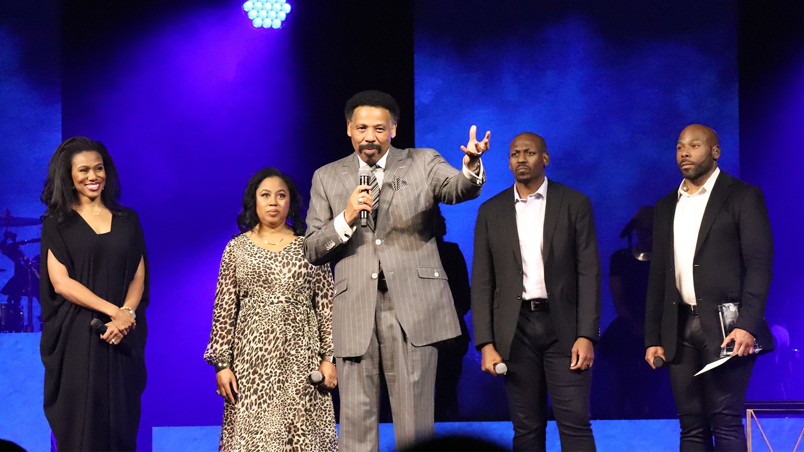 Pastor Tony Evans Center Speaks During The 22Kingdom Legacy Live22 Event On Friday Nov. 8 2019 In Dallas. Evans’ Children Stand Behind Him. Image RNS By Adelle M. Banks 